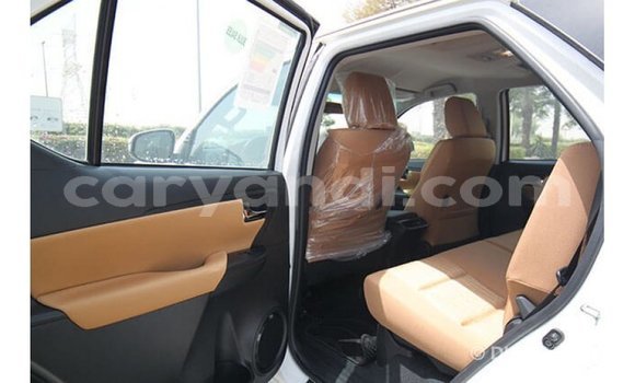 Nunua Imported Toyota Fortuner Nyeupe Gari ndani ya Import - Dubai nchini Zambia Nunua Imported Toyota Fortuner Nyeupe Gari ndani ya Import - Dubai nchini Zambia