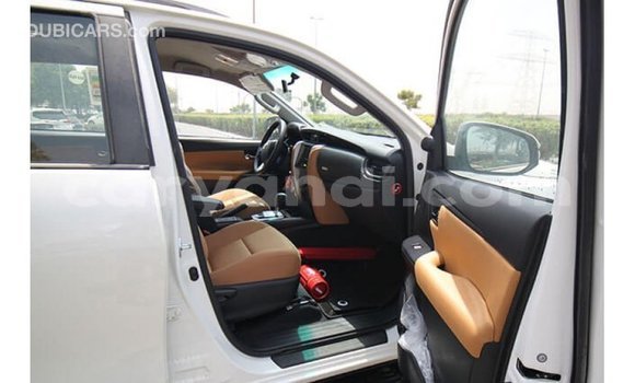Nunua Imported Toyota Fortuner Nyeupe Gari ndani ya Import - Dubai nchini Zambia Nunua Imported Toyota Fortuner Nyeupe Gari ndani ya Import - Dubai nchini Zambia