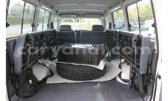 Acheter Import Voiture Toyota Land Cruiser Blanc à Import - Dubai, Zambie Acheter Import Voiture Toyota Land Cruiser Blanc à Import - Dubai, Zambie