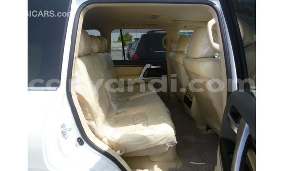 Acheter Import Voiture Toyota Land Cruiser Blanc à Import - Dubai, Zambie Acheter Import Voiture Toyota Land Cruiser Blanc à Import - Dubai, Zambie