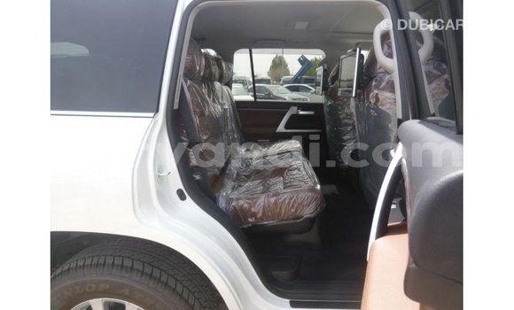 Nunua Imported Toyota Land Cruiser Nyeupe Gari ndani ya Import - Dubai nchini Zambia Nunua Imported Toyota Land Cruiser Nyeupe Gari ndani ya Import - Dubai nchini Zambia