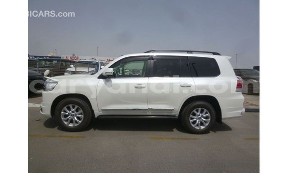 Nunua Imported Toyota Land Cruiser Nyeupe Gari ndani ya Import - Dubai nchini Zambia Nunua Imported Toyota Land Cruiser Nyeupe Gari ndani ya Import - Dubai nchini Zambia