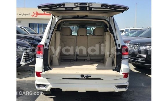 Acheter Import Voiture Toyota Land Cruiser Blanc à Import - Dubai, Zambie Acheter Import Voiture Toyota Land Cruiser Blanc à Import - Dubai, Zambie