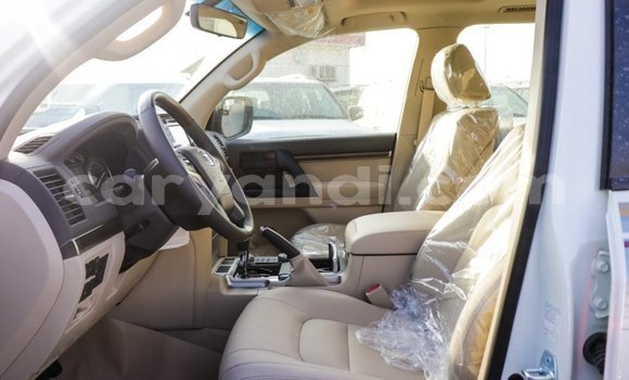 Acheter Import Voiture Toyota Land Cruiser Blanc à Import - Dubai, Zambie Acheter Import Voiture Toyota Land Cruiser Blanc à Import - Dubai, Zambie