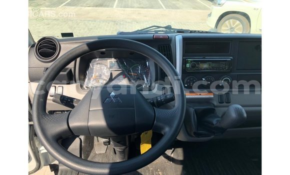 Acheter Import Utilitaire Mitsubishi Canter Blanc à Import - Dubai, Zambie Acheter Import Utilitaire Mitsubishi Canter Blanc à Import - Dubai, Zambie