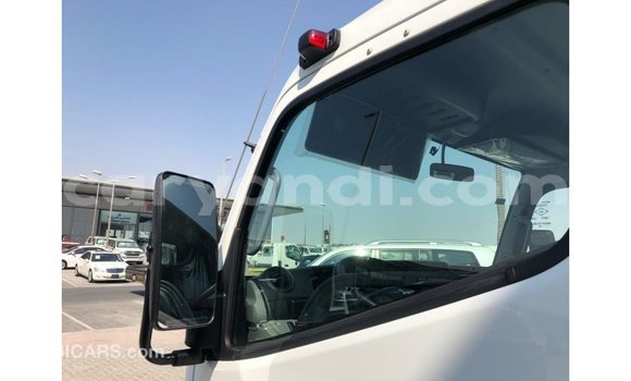 Acheter Import Utilitaire Mitsubishi Canter Blanc à Import - Dubai, Zambie Acheter Import Utilitaire Mitsubishi Canter Blanc à Import - Dubai, Zambie