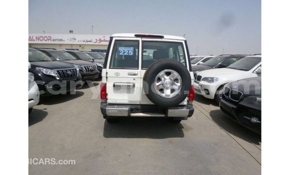 Nunua Imported Toyota Land Cruiser Nyeupe Gari ndani ya Import - Dubai nchini Zambia Nunua Imported Toyota Land Cruiser Nyeupe Gari ndani ya Import - Dubai nchini Zambia