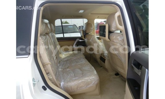 Nunua Imported Toyota Land Cruiser Nyeupe Gari ndani ya Import - Dubai nchini Zambia Nunua Imported Toyota Land Cruiser Nyeupe Gari ndani ya Import - Dubai nchini Zambia