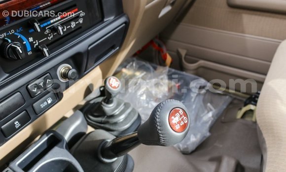 Acheter Import Voiture Toyota Land Cruiser Beige à Import - Dubai, Zambie Acheter Import Voiture Toyota Land Cruiser Beige à Import - Dubai, Zambie