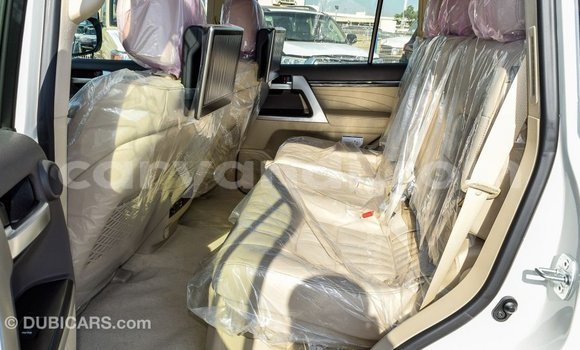 Acheter Import Voiture Toyota Land Cruiser Blanc à Import - Dubai, Zambie Acheter Import Voiture Toyota Land Cruiser Blanc à Import - Dubai, Zambie