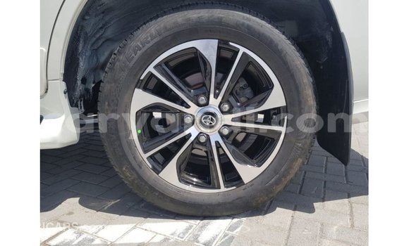 Acheter Import Voiture Toyota Land Cruiser Blanc à Import - Dubai, Zambie Acheter Import Voiture Toyota Land Cruiser Blanc à Import - Dubai, Zambie