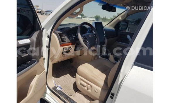 Acheter Import Voiture Toyota Land Cruiser Blanc à Import - Dubai, Zambie Acheter Import Voiture Toyota Land Cruiser Blanc à Import - Dubai, Zambie