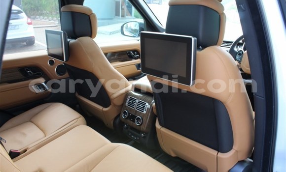 Nunua Ilio tumika Land Rover Range Rover Nyeupe Gari ndani ya Lusaka nchini Zambia Nunua Ilio tumika Land Rover Range Rover Nyeupe Gari ndani ya Lusaka nchini Zambia