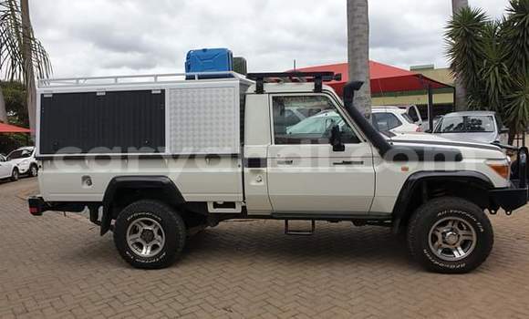 Acheter Occasion Voiture Toyota Land Cruiser Blanc à Lusaka, Zambie Acheter Occasion Voiture Toyota Land Cruiser Blanc à Lusaka, Zambie